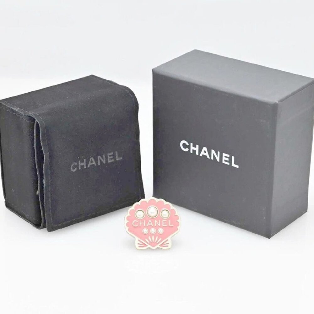 CHANEL Logo Pearl Shell Motif Brooch Gold Tone Pin B17C w/Box D-o111 - Picture 6 of 6